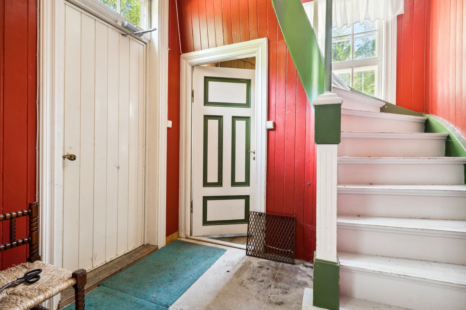 Eiendommen bærer preg av etterslep av vedlikehold, så det må påregnes kostnader i forbindelse med oppussing/oppgraderinger. Galleribilde