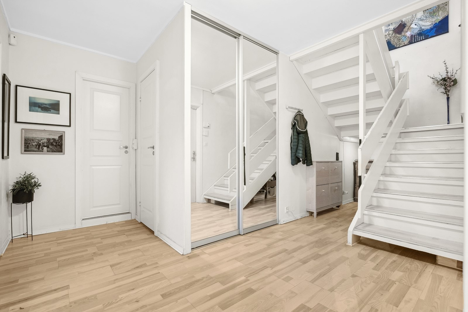 Det første som møter deg er en romslig entré med etablert skyvedørsgarderobe. Galleribilde