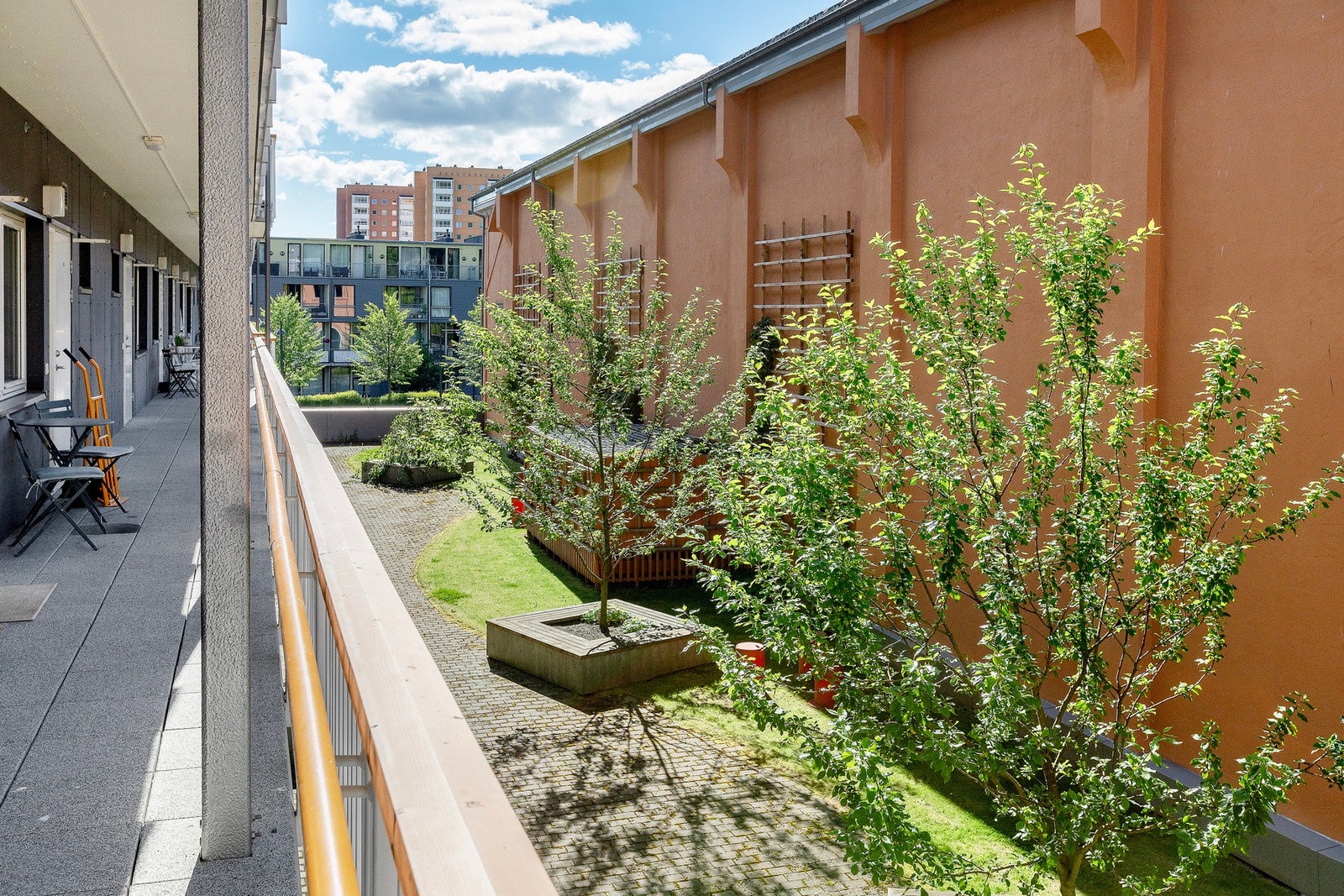 Like utenfor i 2.etasje er en privat og skjermet hage for beboerne i Mellomila 77. Galleribilde
