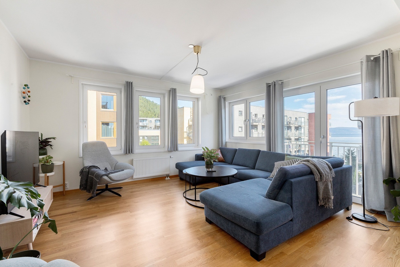 Flott 3-roms selveierleilighet i 3.etasje med hjørneplassering og parkering i garasje. Galleribilde