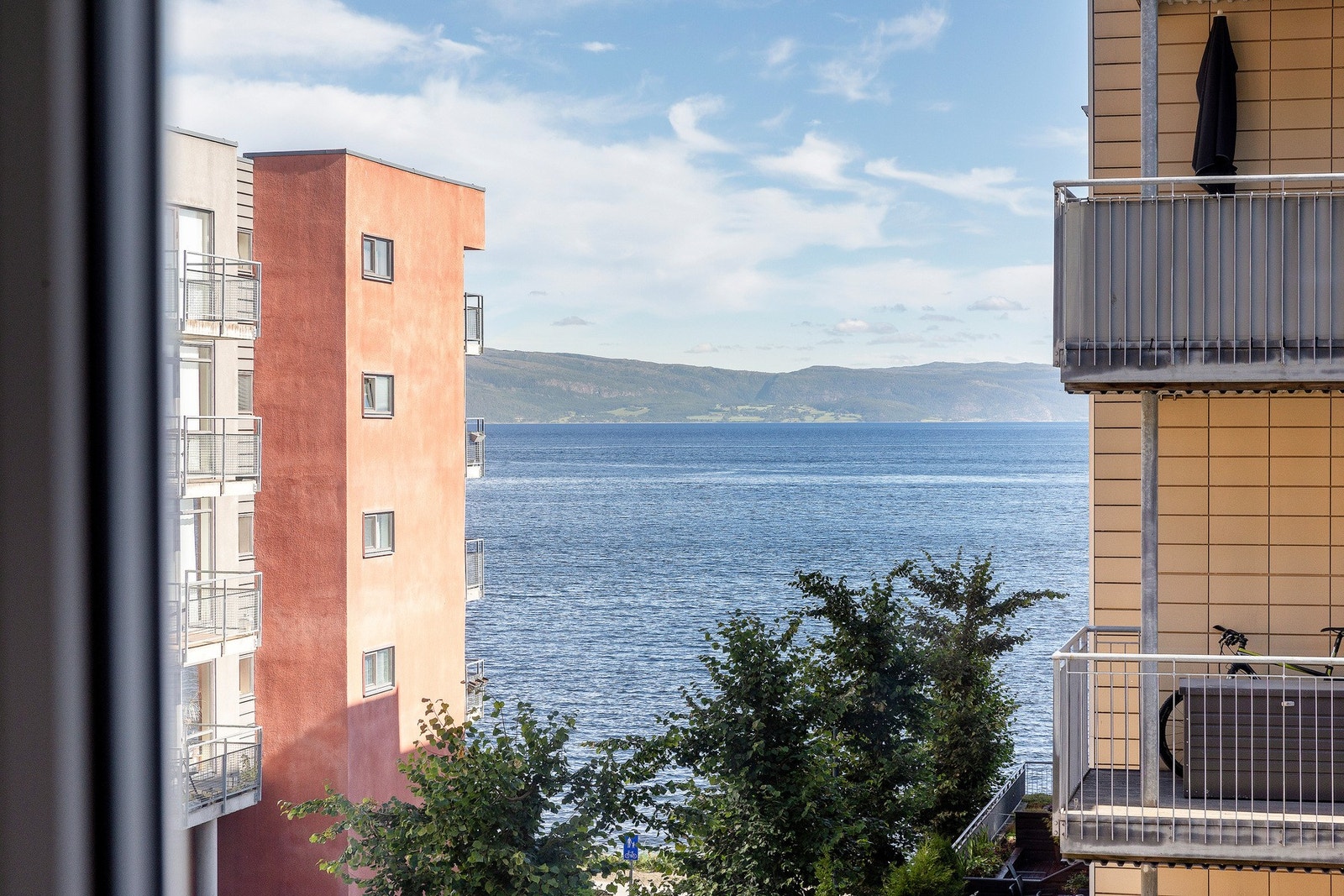 Fra stuen får du en pen utsikt mot Trondheimsfjorden Galleribilde
