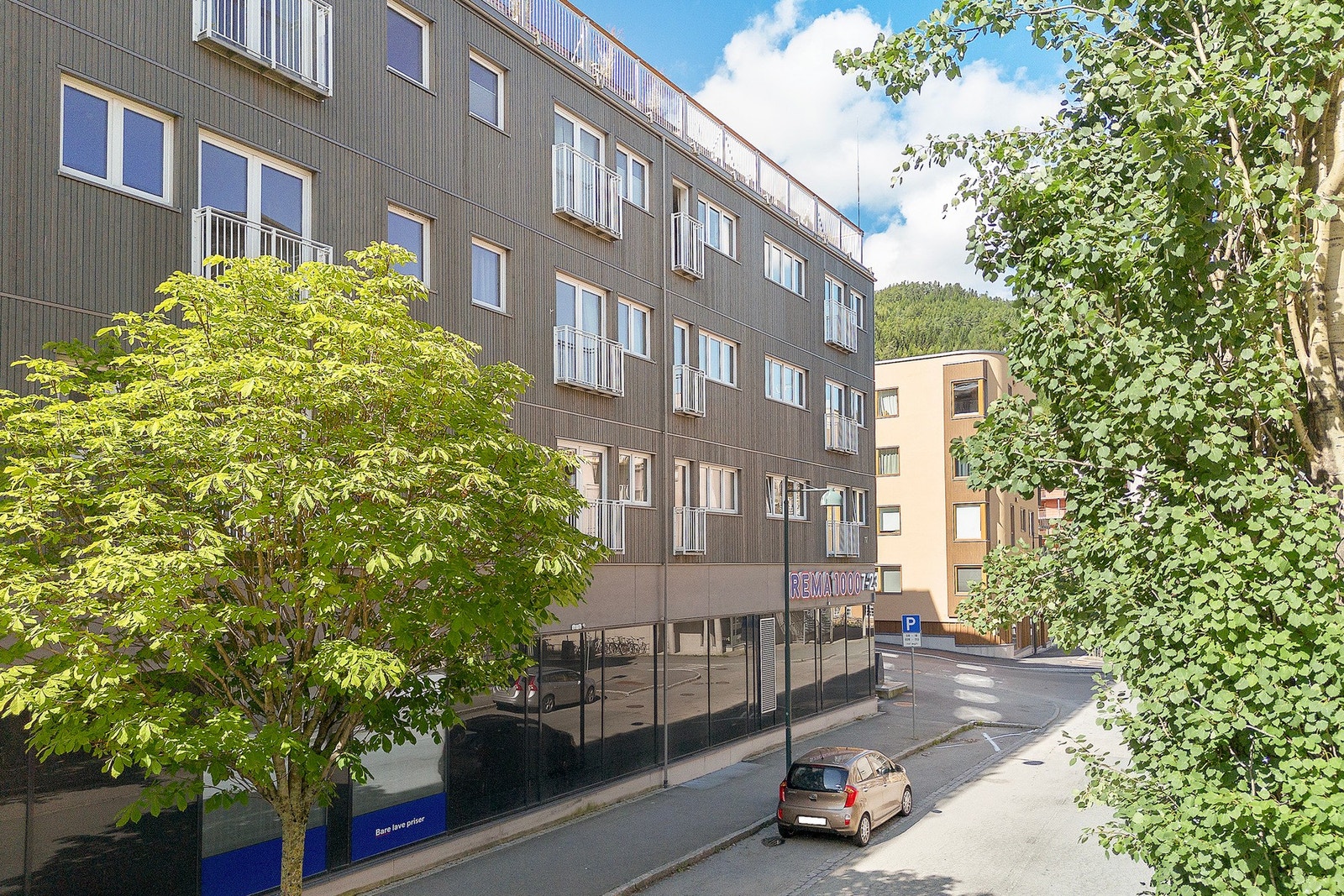 I samme bygg som leiligheten så finner du dagligvarebutikk. Galleribilde