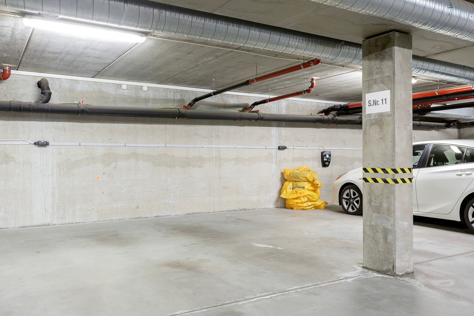 Fast parkeringsplass i felles garasjekjeller. Her er det mulig å legge opp til elbil lader. Det er også bod på 5 kvm. Galleribilde