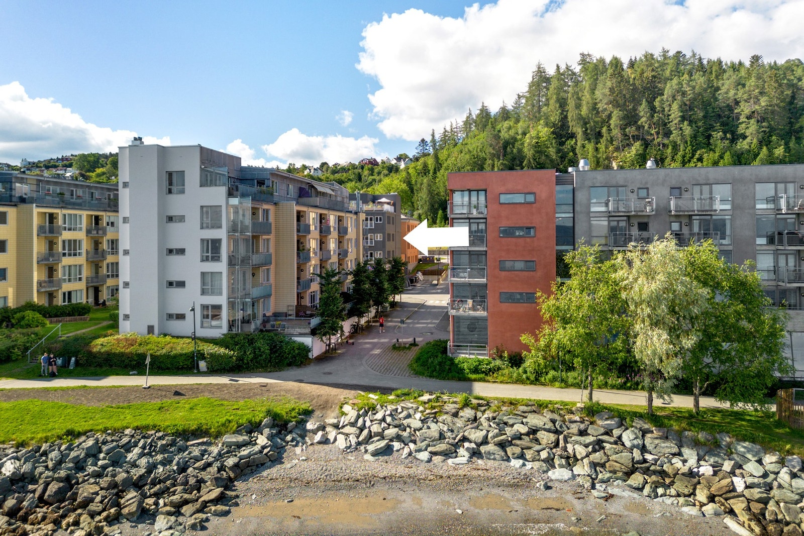 Leiligheten befinner seg i urbane Ilsvika med kort gange til badeplass og flotte uteområder Galleribilde