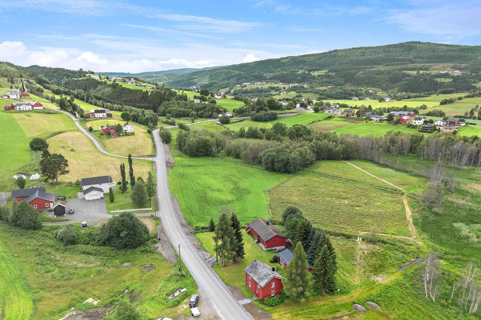 Boligen ligger i en rolig bygd. Galleribilde
