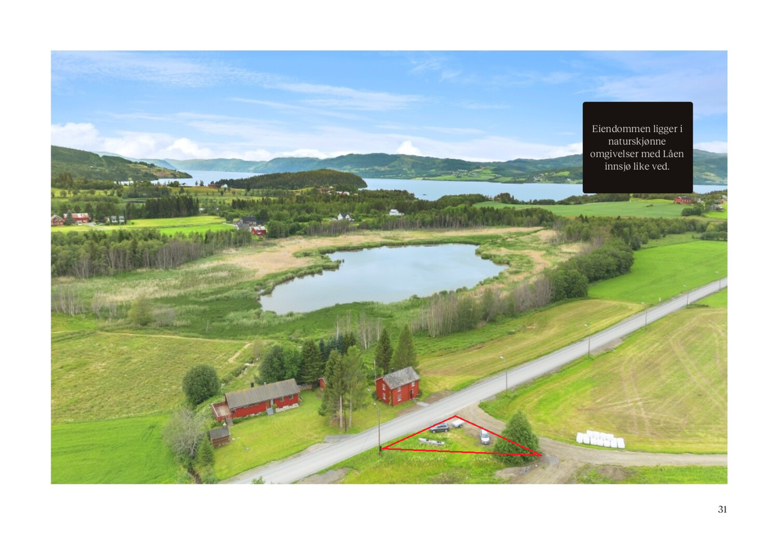 Eiendommen har to bruksnummer tilhørende. Ene er selve tomten og avmerket område med tomt på andre siden av veien som blir brukt til parkeringsplass. Galleribilde