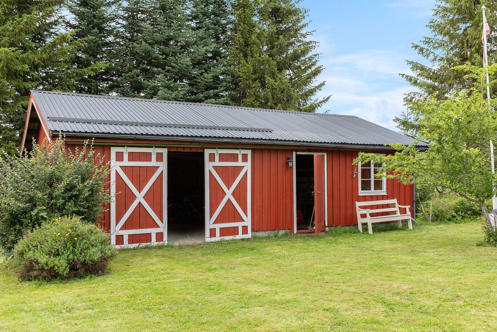 Stort uthus med mye plass. Naboeiendommen har bruksrett på uthuset. Galleribilde