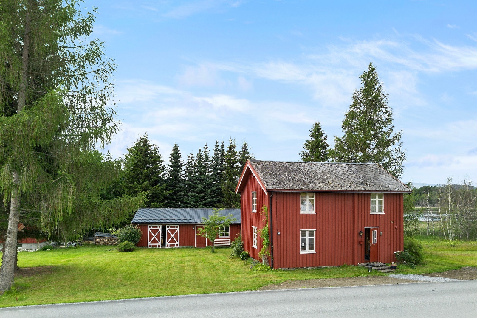 Eiendommen ligger i naturskjønne omgivelser med fuglereservatet Låen innsjø like ved. Galleribilde