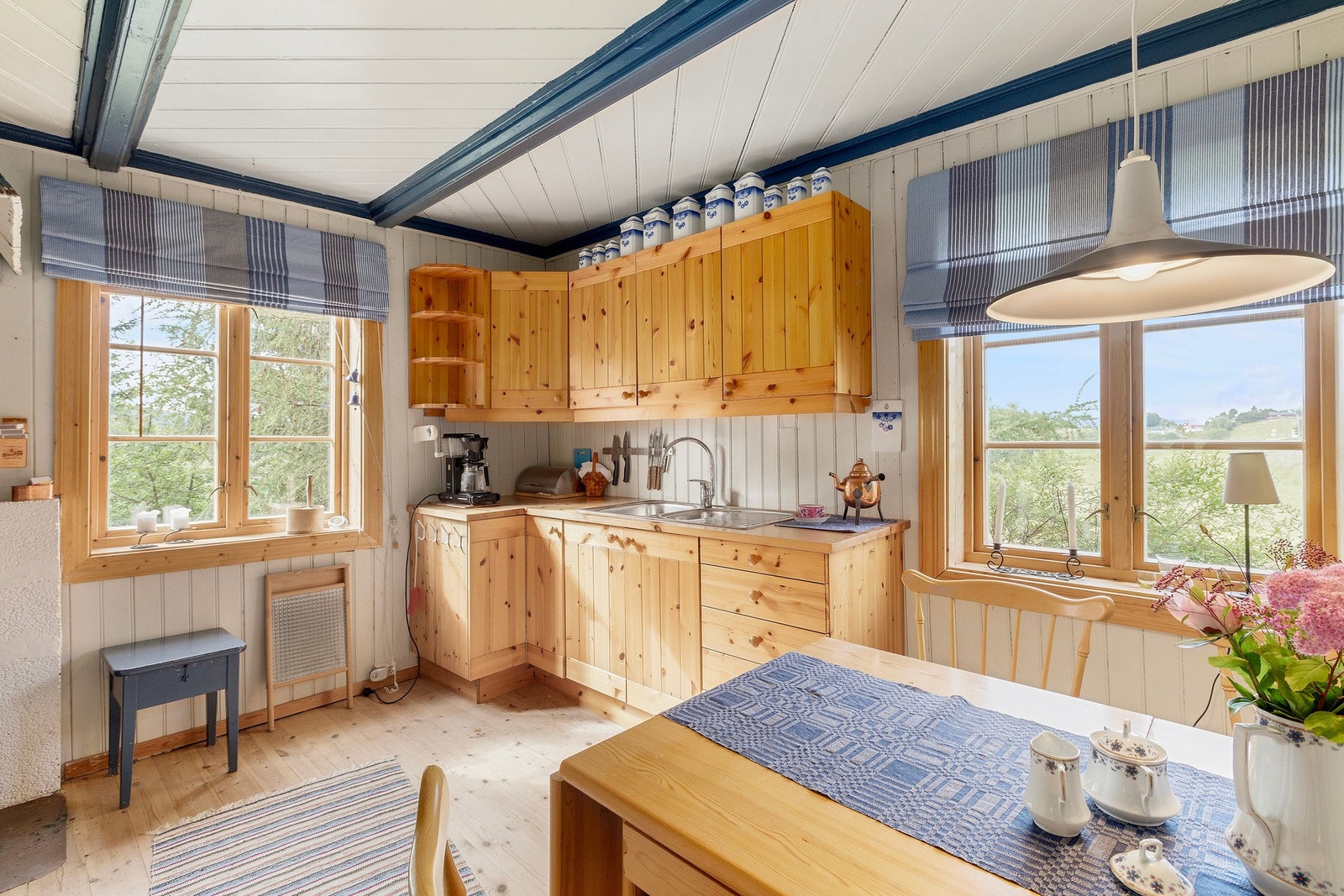 Kjøkkenet er innredet med vask, peis, stekeovn, mikro og kjøleskap. Galleribilde