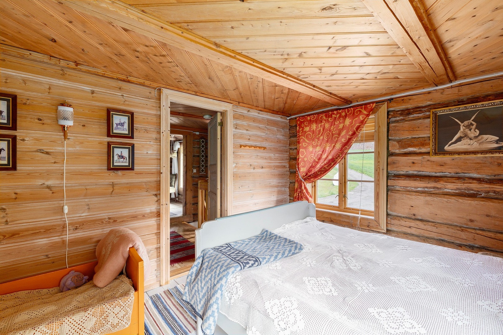 Her er det god plass til dobbeltseng og garderobeskap. Galleribilde