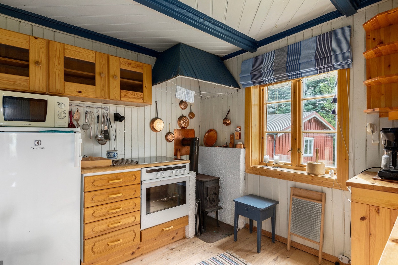 Kjøkkenet har godt med skap- og benkeplass. Galleribilde