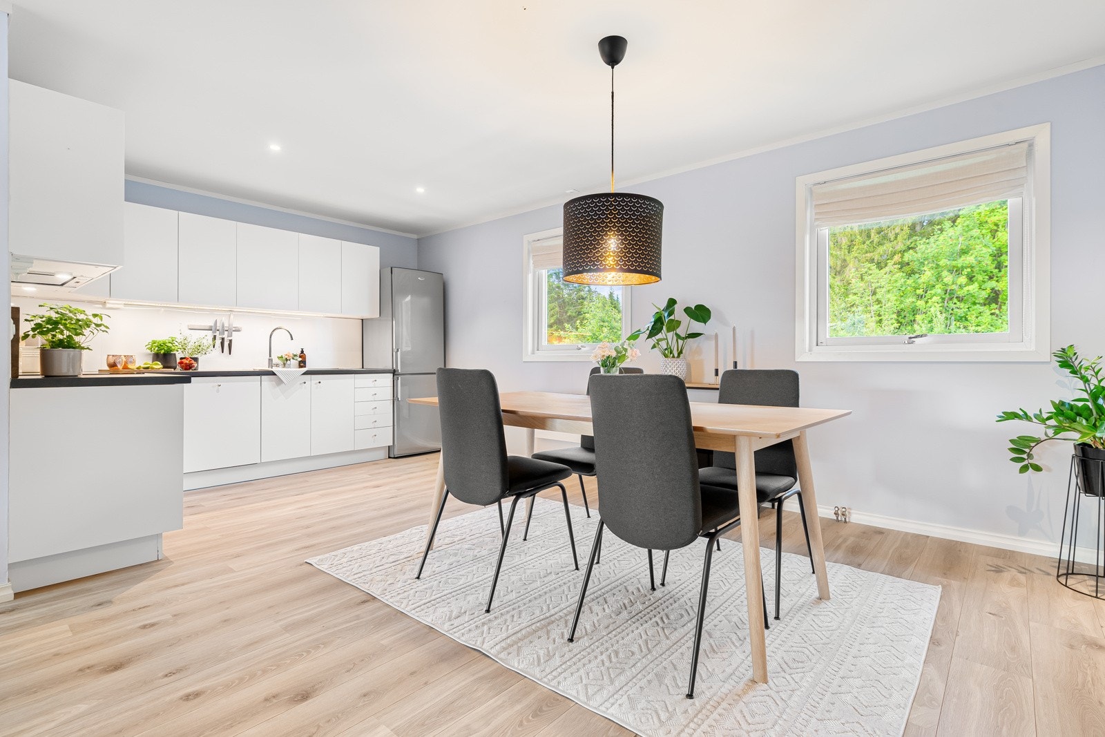 Kjøkkenet ligger delvis tilbaketrukket fra stuen og har god plass til en spisegruppe. Galleribilde