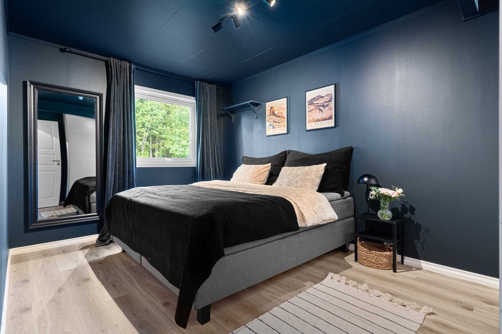 Soverom malt i moderne farger og har en romslig skyvedørsgarderobe. Det er god plass til dobbelt seng og annet møblement. Galleribilde