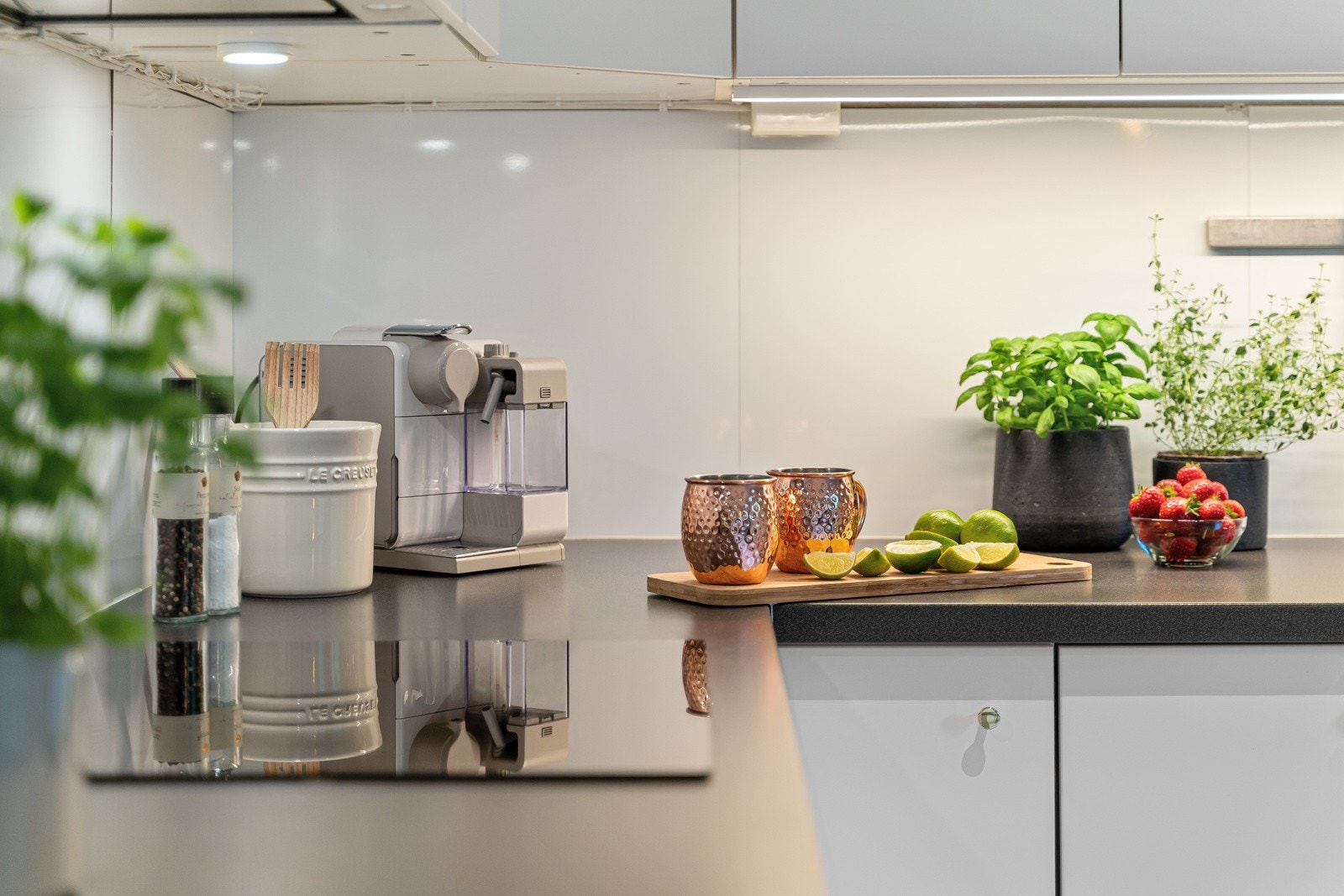 Kjøkkenet er godt utbygget med skap, skuffer og benkeplass. Galleribilde