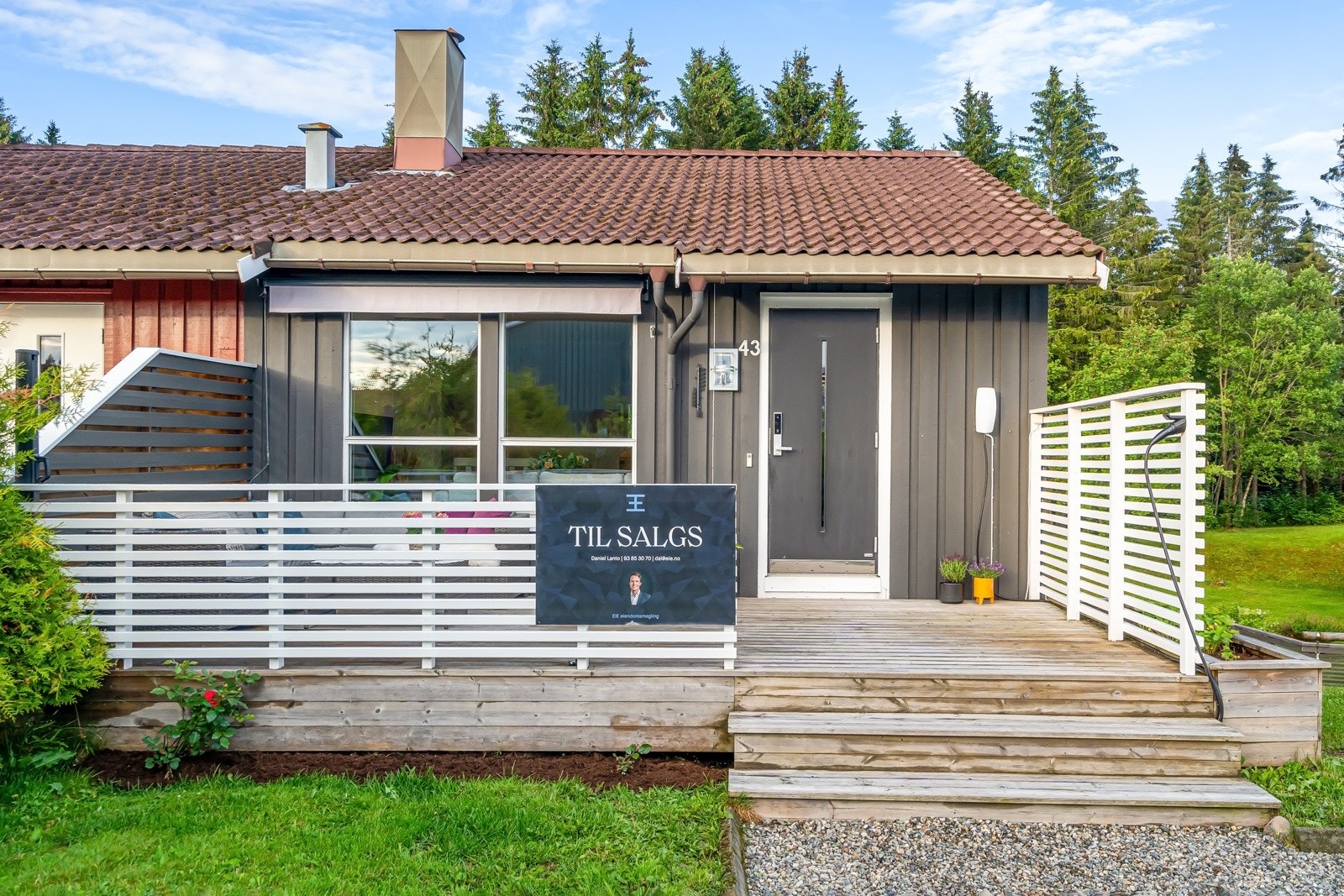 Utgang fra entre til vestvendt markterrasse på 17 m2. Galleribilde