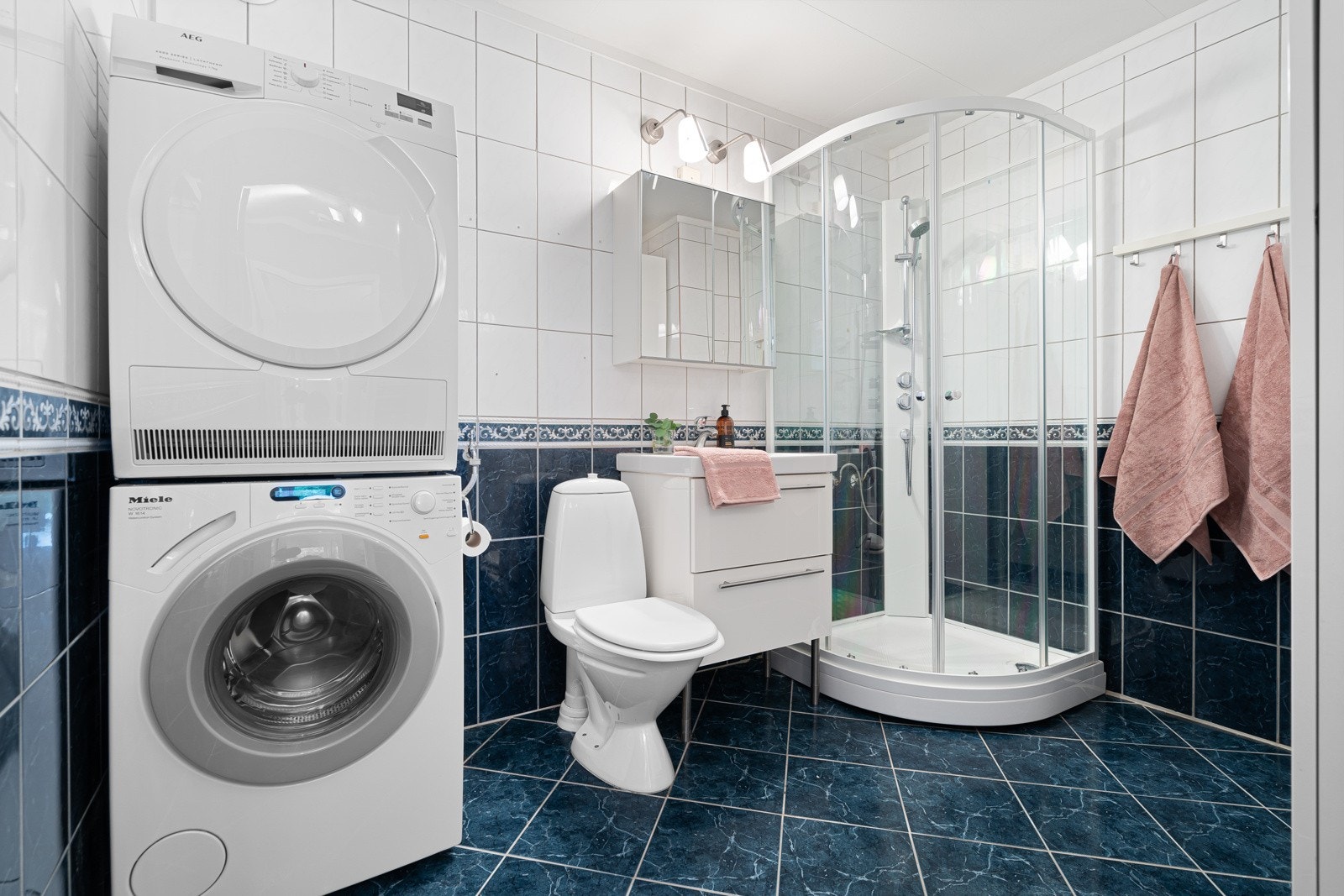 Baderom fra byggeår med enkelte oppgraderinger utført i 2007 (ifølge tidligere huseier). Galleribilde