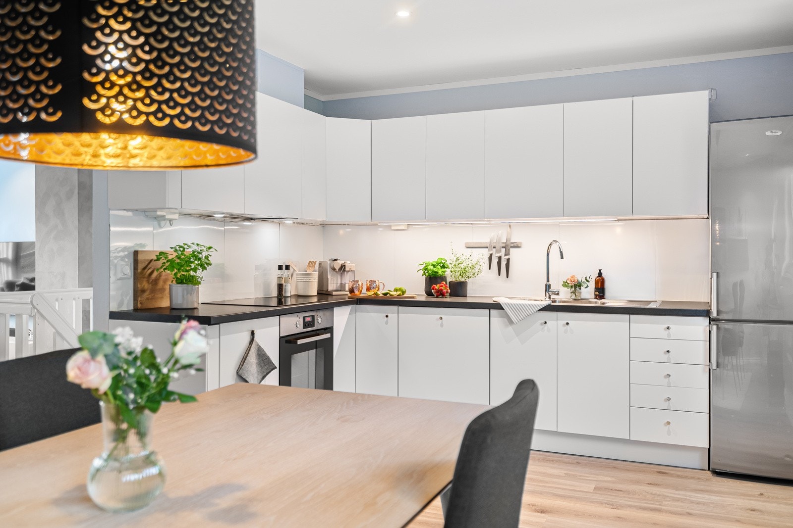 Innredningen er fra byggeår, med oppgraderinger utført i 2012. Galleribilde