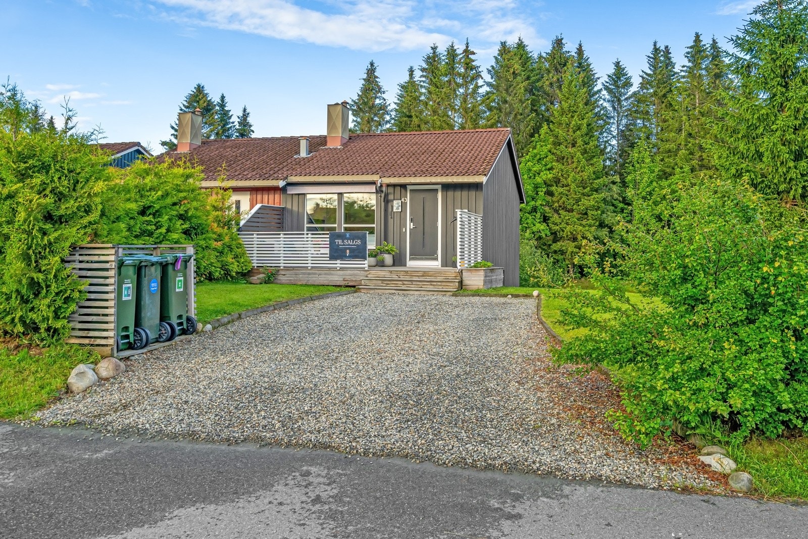 Innkjørsel til eiendommen. Galleribilde