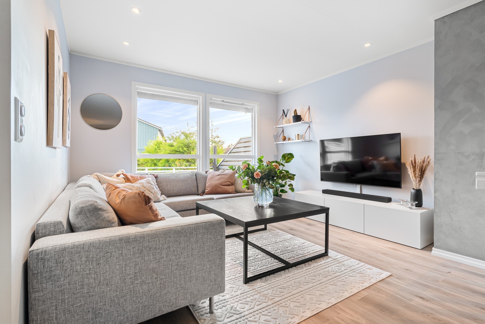 På stuen skapes det en naturlig plass for sofa med møblement. Galleribilde