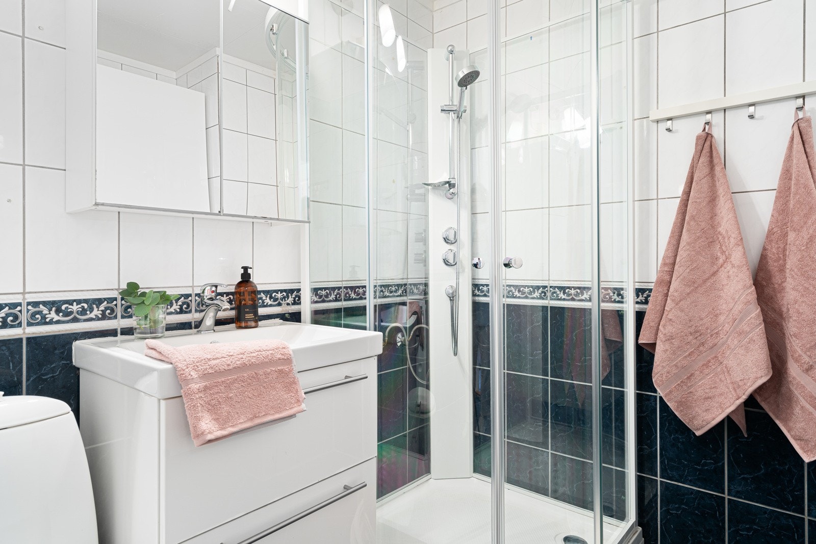 Badet holder til i boligens underetasje. Galleribilde