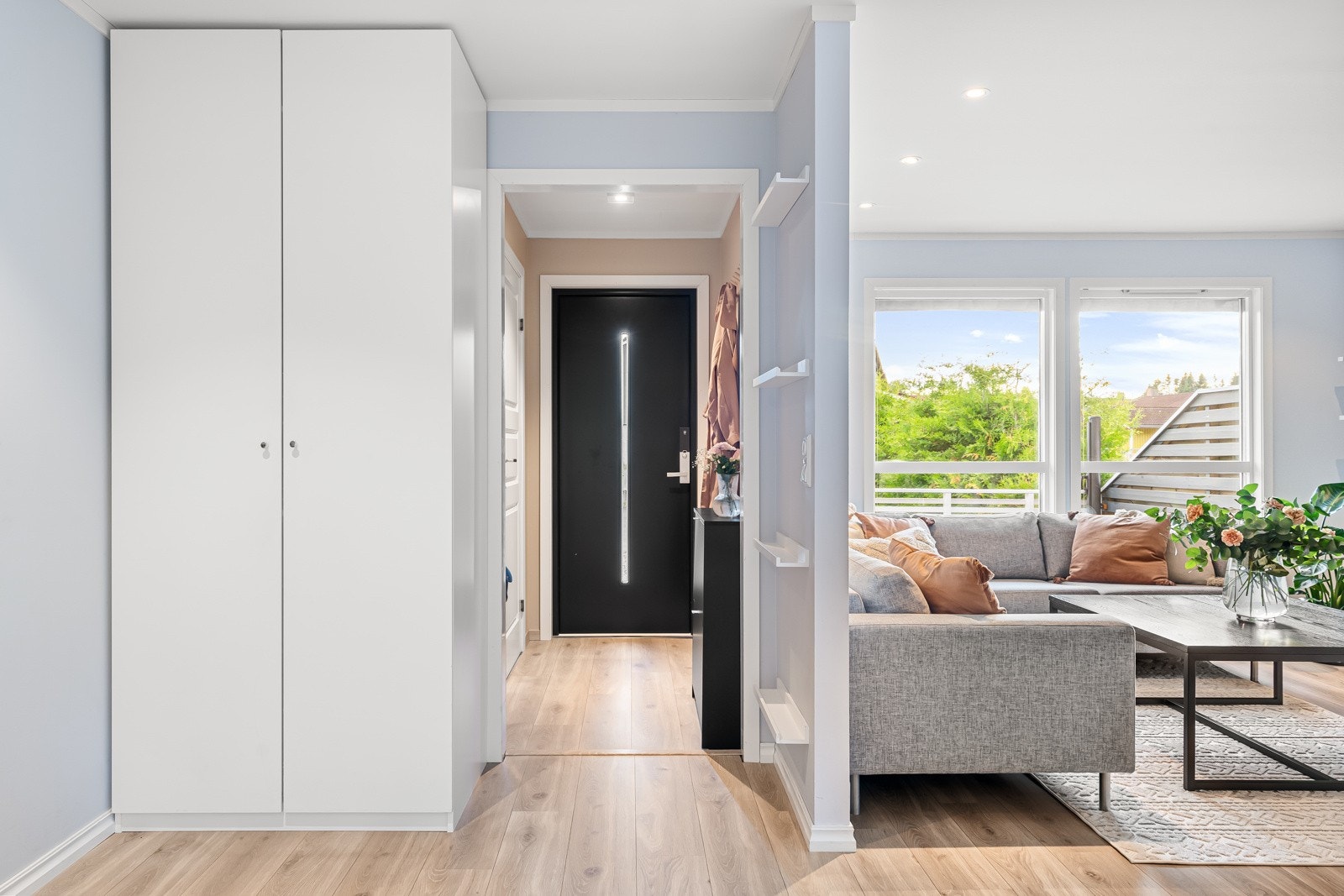 På øvrige rom er gulvflater belagt med slitesterk laminat. Galleribilde