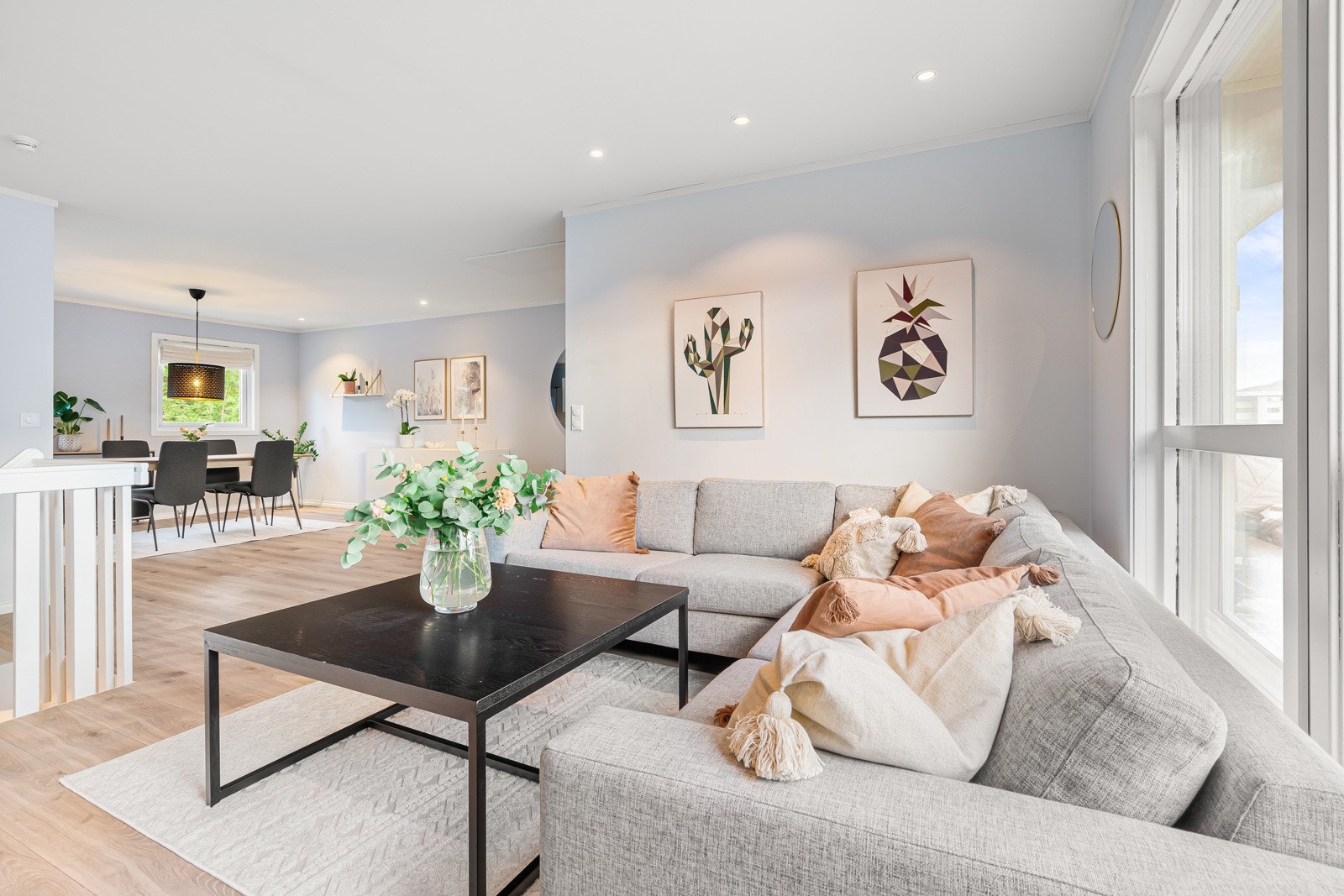 Stuen er malt i lyse farger med gode muligheter for å sette sitt personlig preg på boligen gjennom interiør. Galleribilde