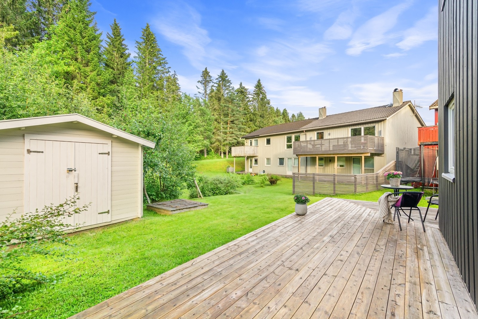 Østvendt markterrasse på 33 m2. Galleribilde