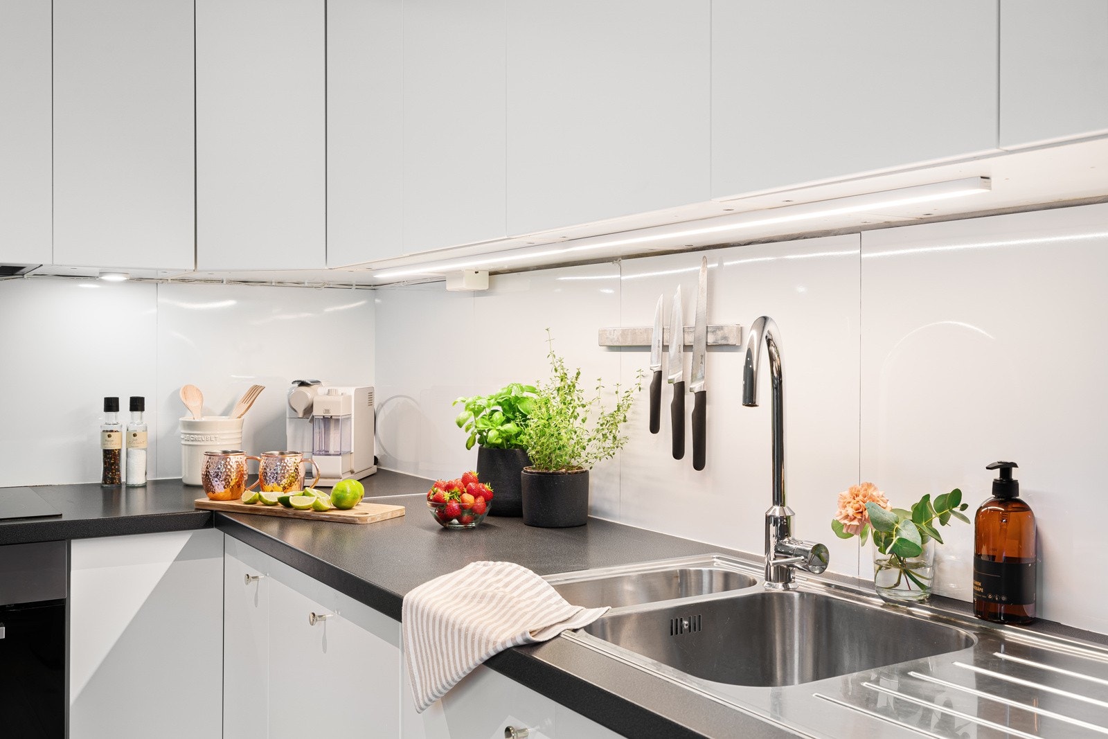 Kjøkkenet er utstyrt med integrert stekeovn, platetopp, oppvaskmaskin og frittsåtende kjøleskap med fryser. Galleribilde