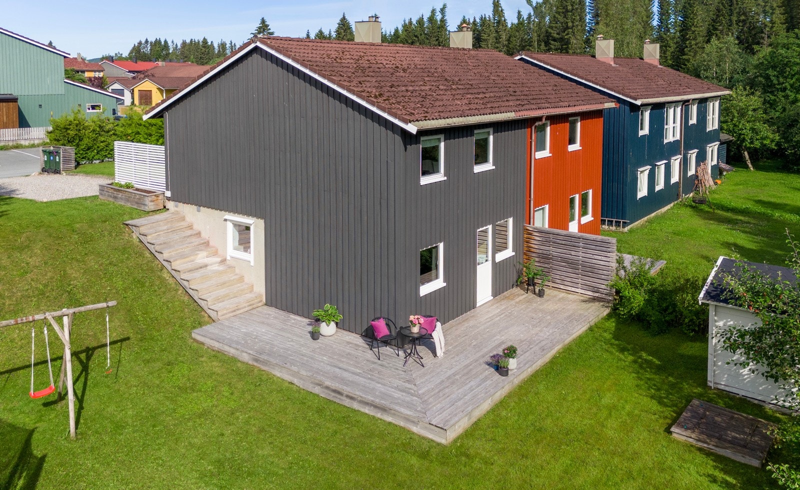 Nærmeste dagligvare ligger ca 600m unna. Samtidig er det gå avstand til kjøpesentre på Tiller. Galleribilde