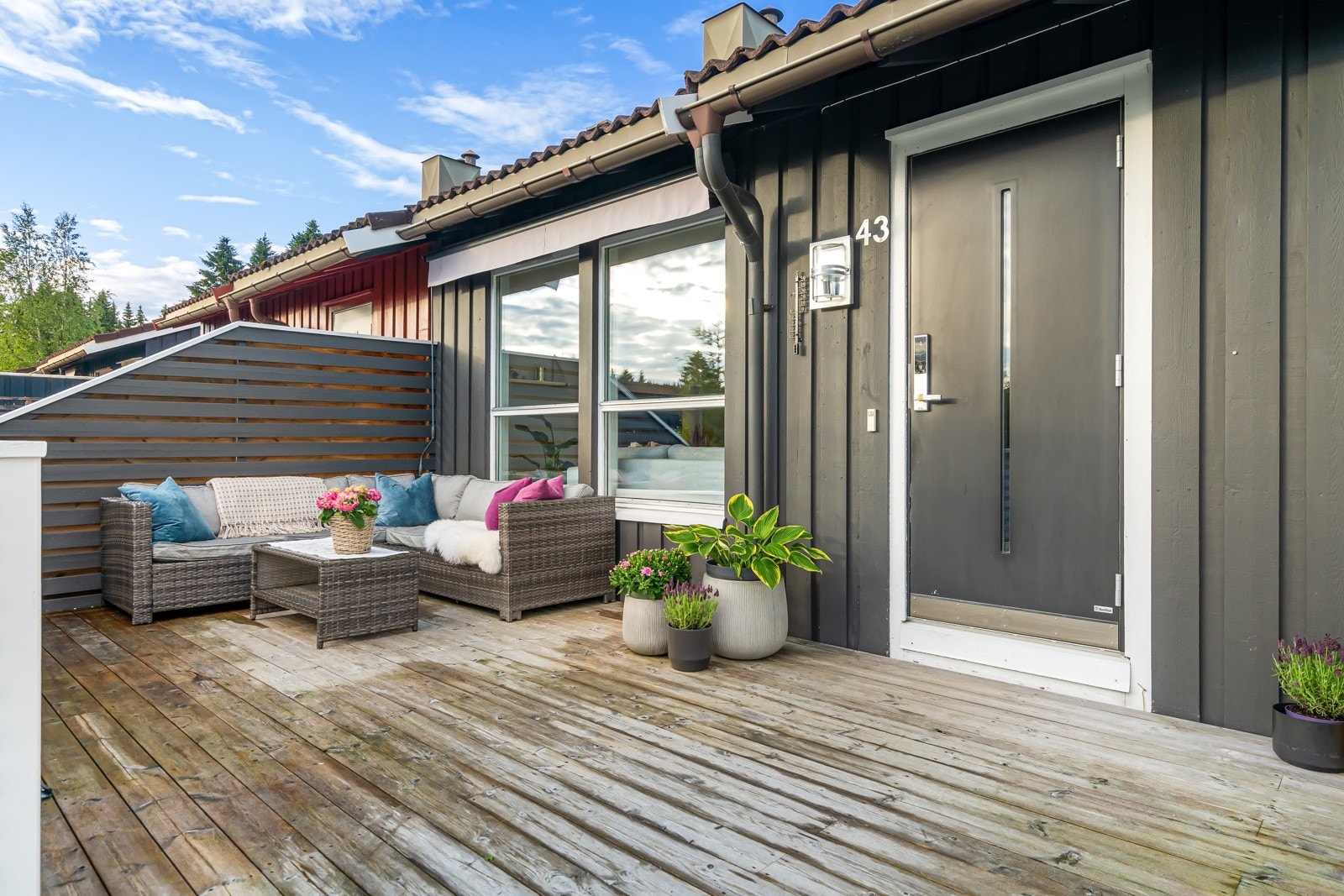 Boligen har entrédør med glassfelter og elektrisk kodelås. Galleribilde