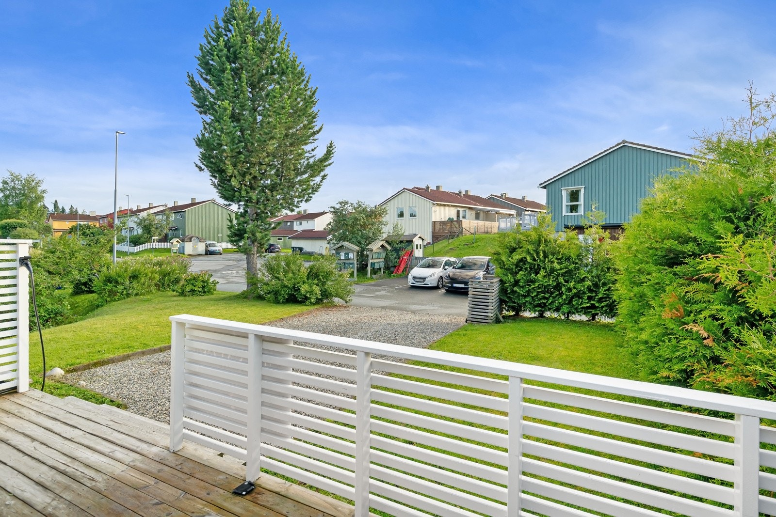 Trygt nabolag for barn å vokse opp i. Mange barn å leke med. Fine sykkelstier i nærområdet, og nærhet til skog. Kort avstand til barnehage og skole. Galleribilde