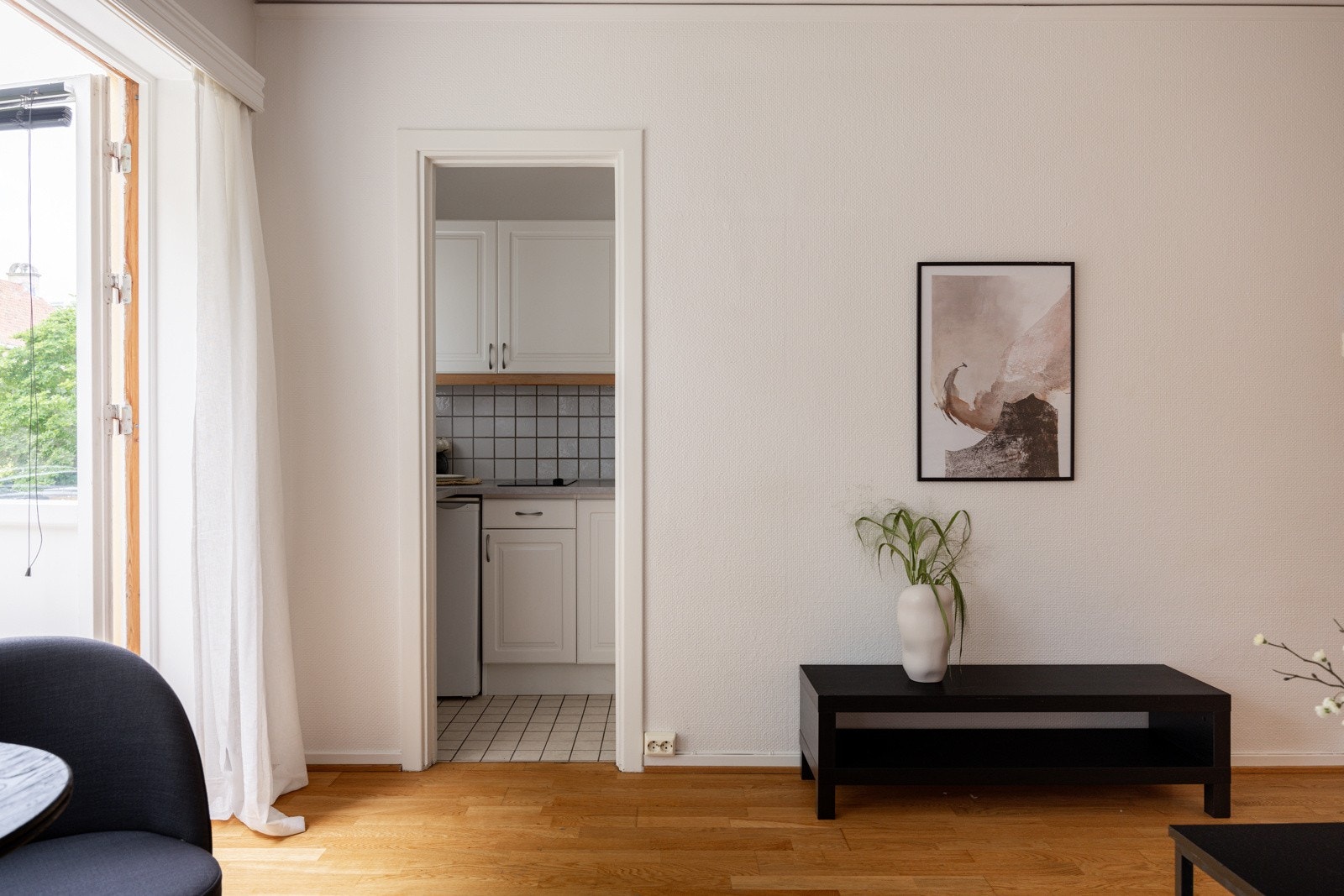 Videre inn til kjøkkenet. Galleribilde