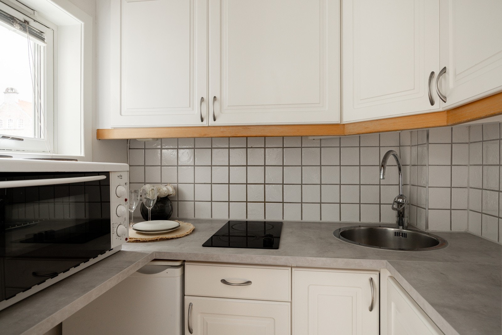 Sporfrest innredning, lyslist, armatur, fliser over benk, laminat benkeplate med nedfelt stålkum. Galleribilde