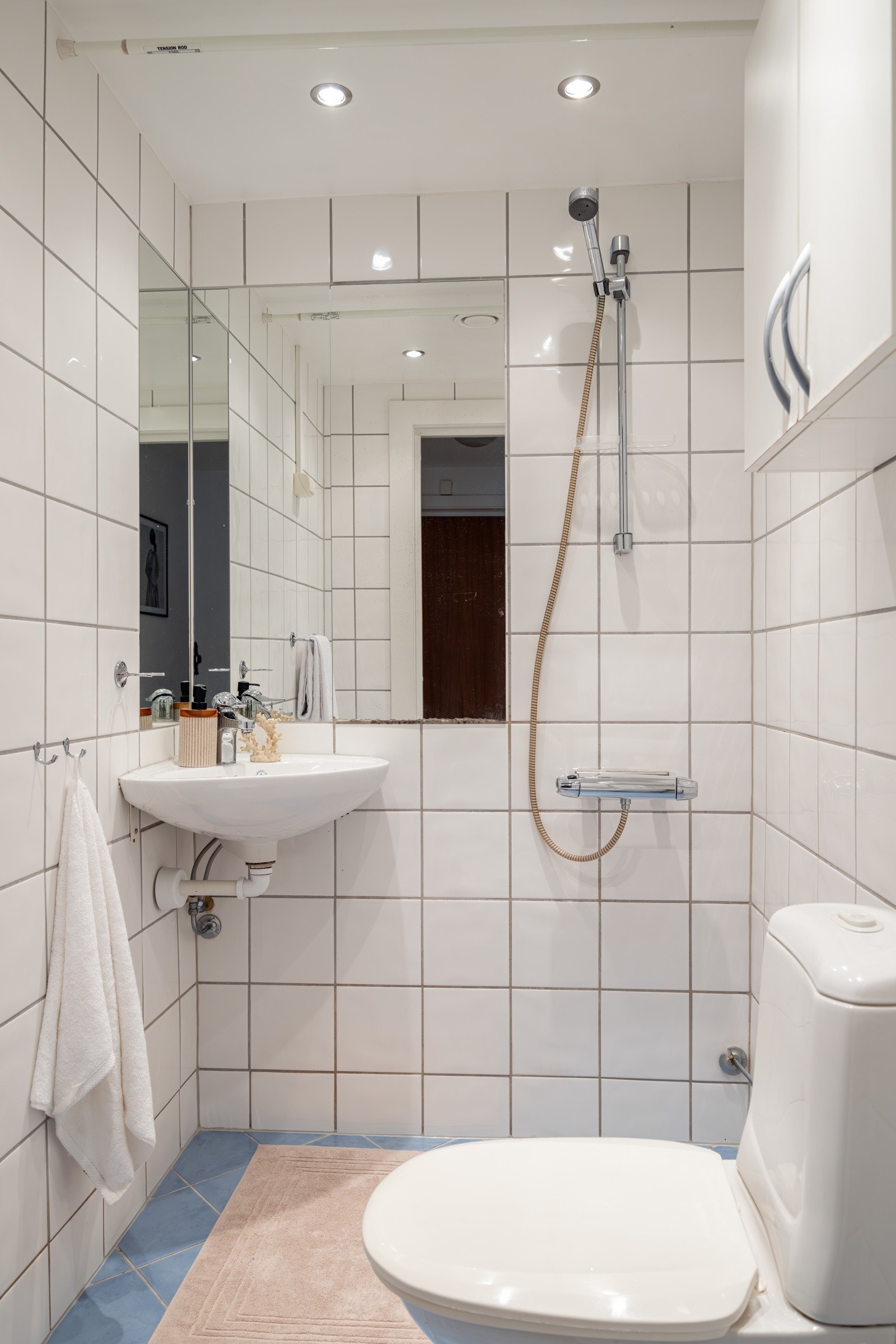 Flislagt bad/wc med varmekabler, avtrekk, speil, downlights, dusj hjørne, toalett. Galleribilde