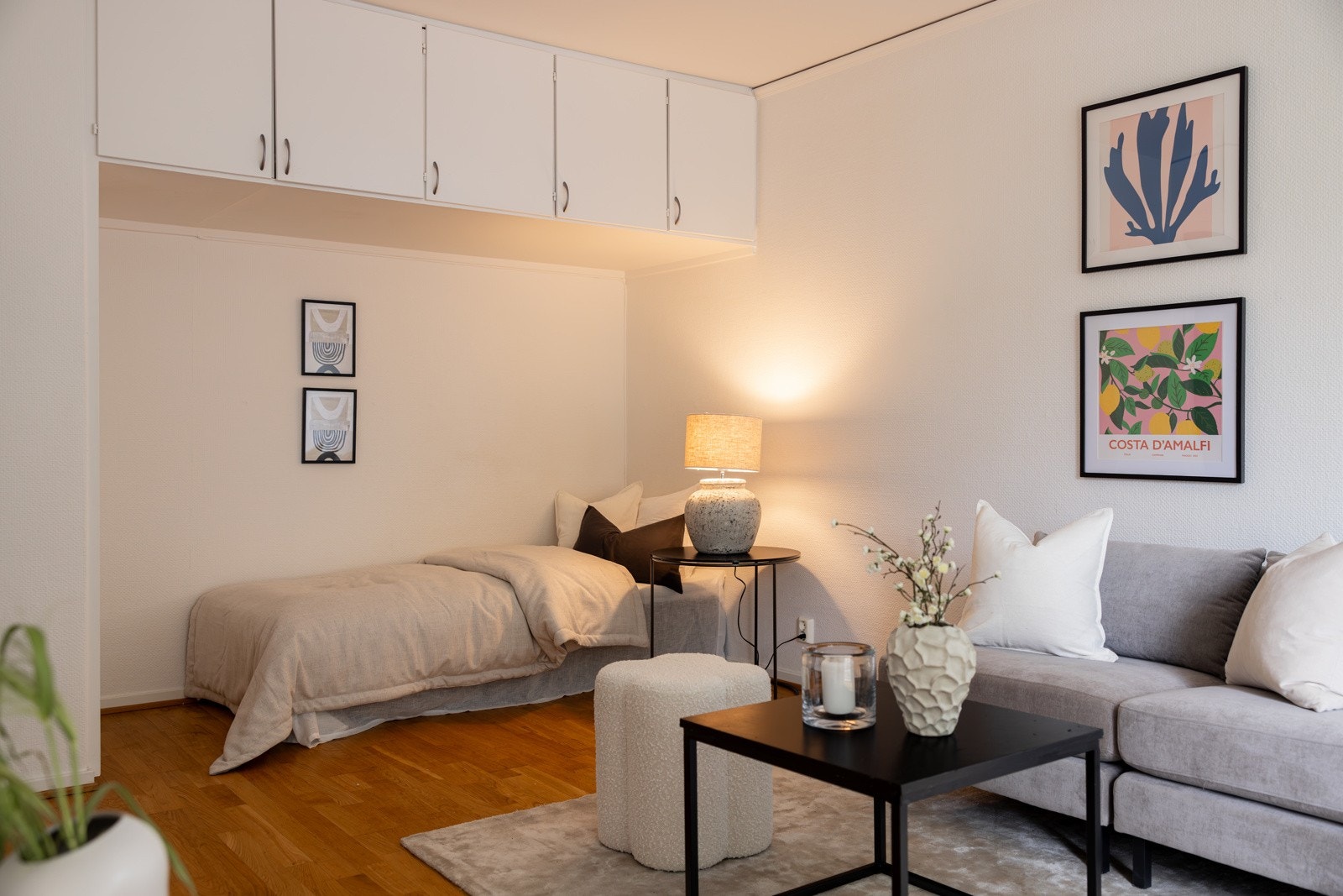 I boligen finner du en smart utnyttet sovealkove med svært gode oppbevaringmuligheter i skapene over sengen. Galleribilde