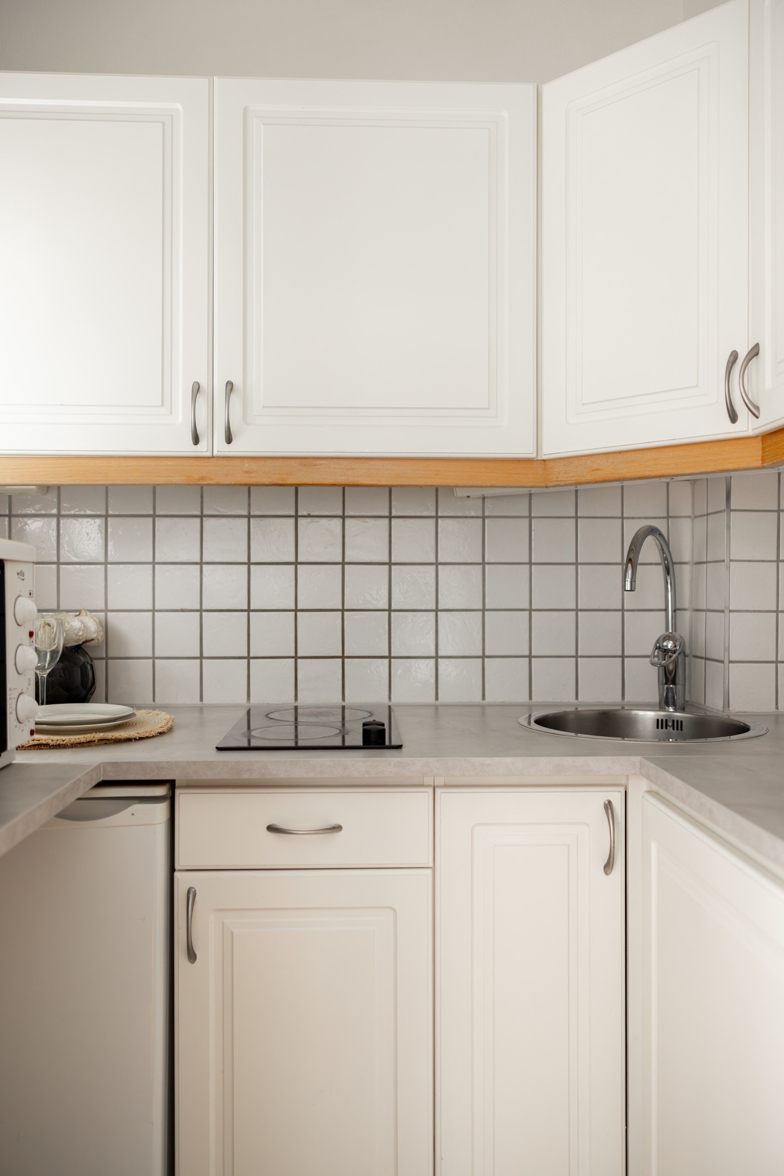 Videre utstyrt med keramisk topp, kjøleskap og hybel komfyr. Galleribilde