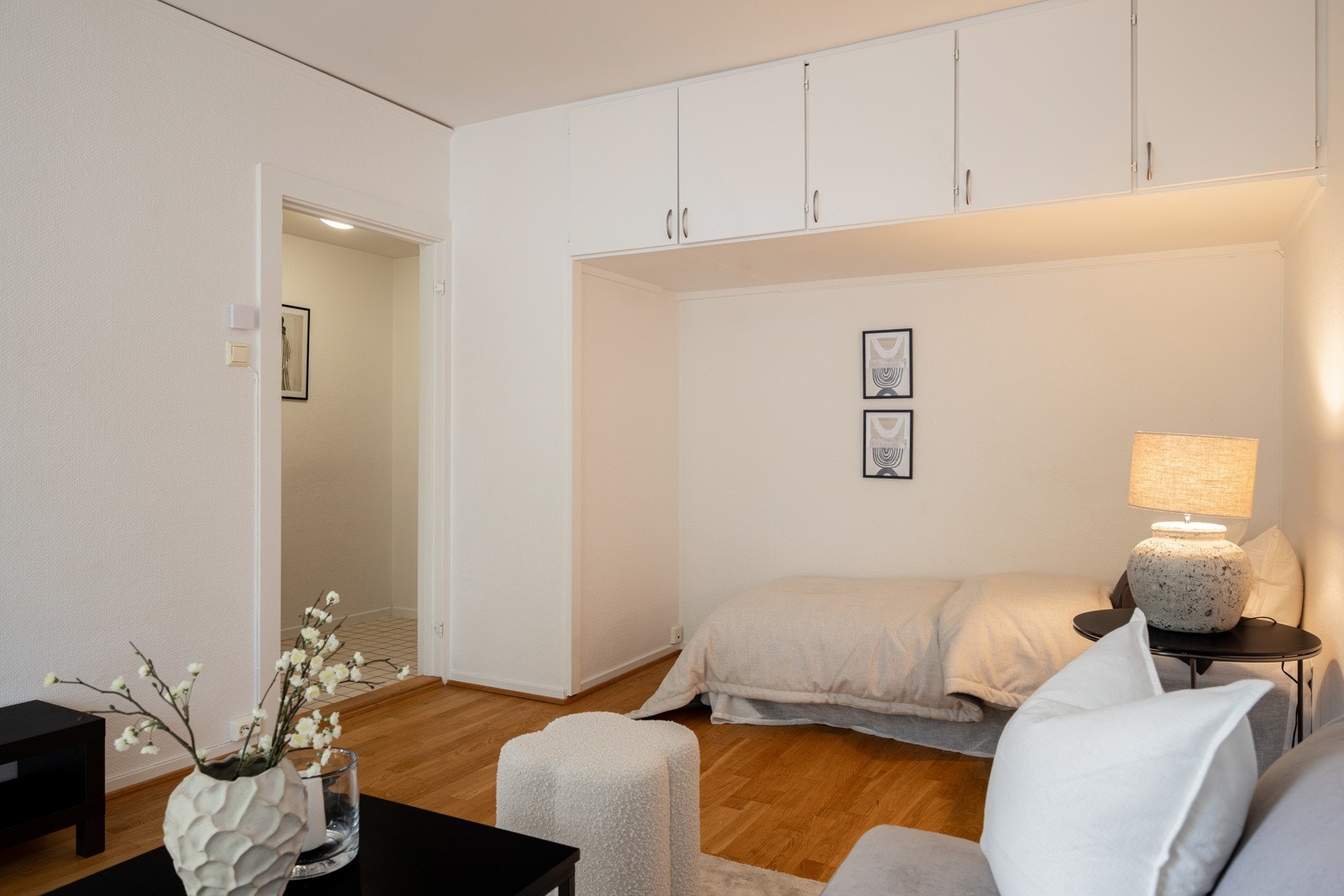 Leiligheten er malt i lyse fine farger, som gir en behagelig og hyggelig atmosfære. Galleribilde