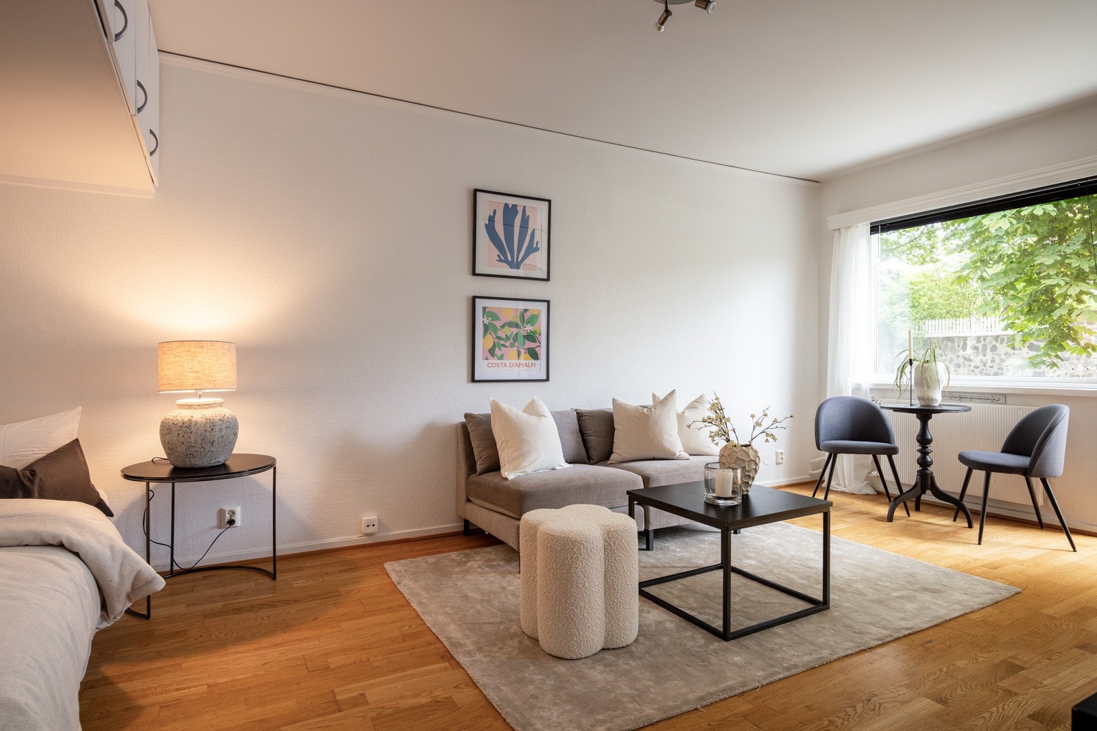 Lys og romslig stue med store vindusflater som slipper godt med naturlig lys inn som gir en hyggelig atmosfære. Galleribilde