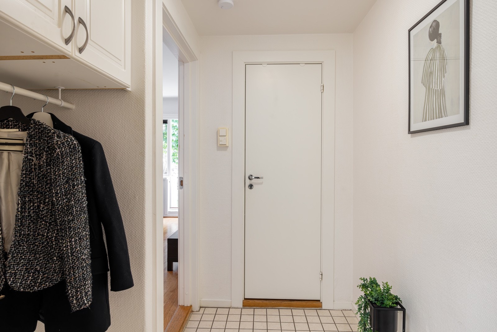 Boligen har en innbydende entré med god plass til garderobeskap for maksimal plassutnyttelse. Galleribilde