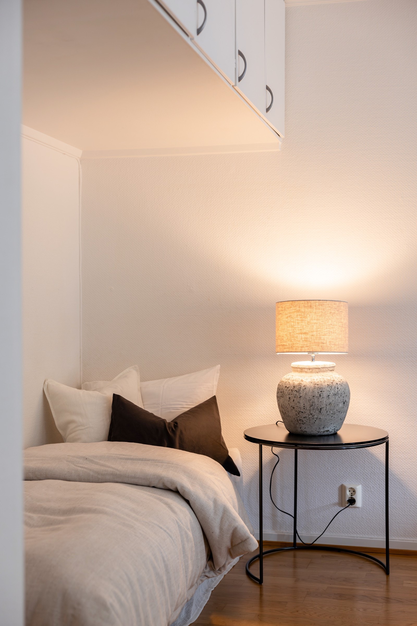 Alkoven gir en privat og koselig soveplass, samtidig som den opprettholder leilighetens åpne og luftige følelse. Galleribilde