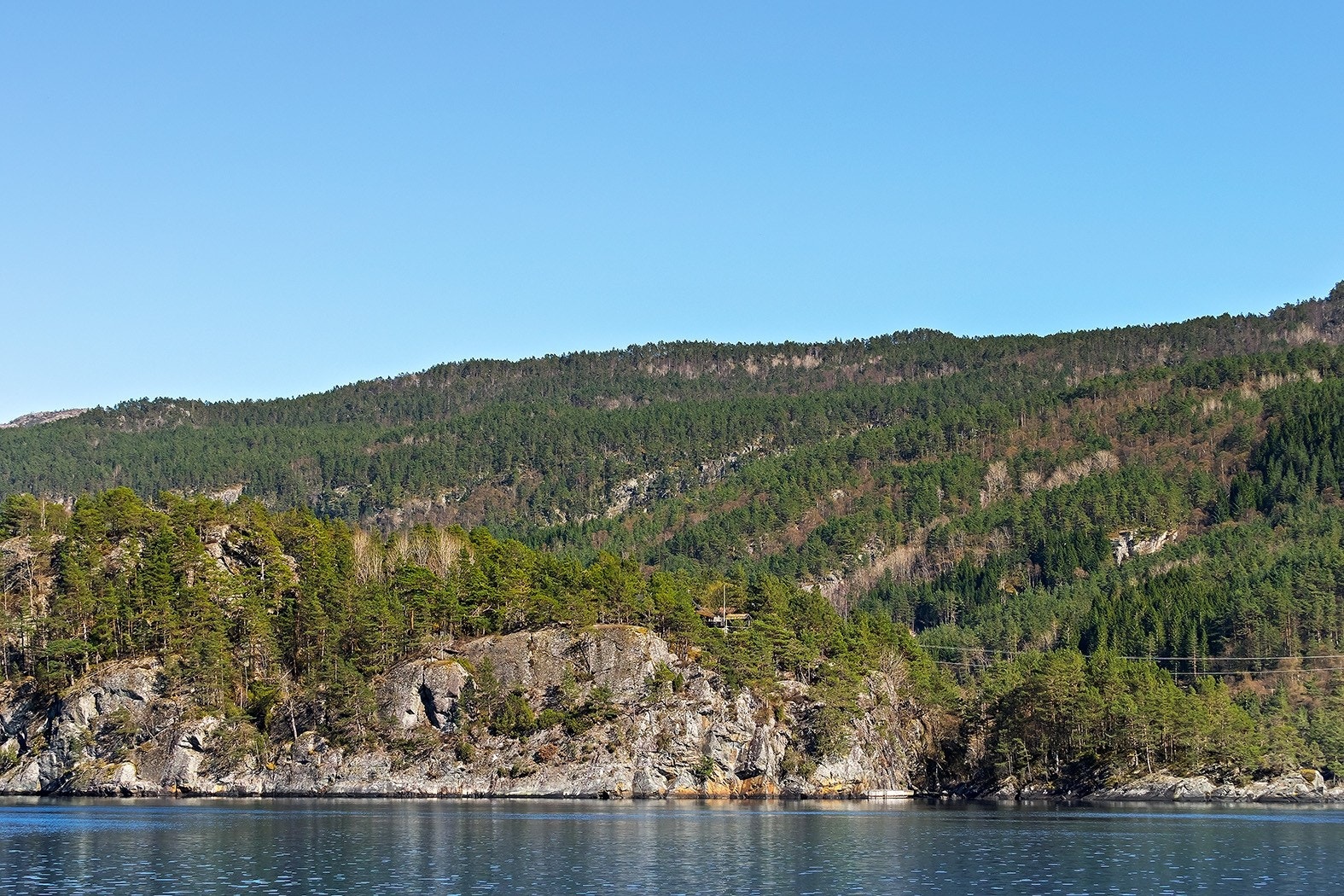 Tomten er beliggende i rolige og naturskjønne omgivelser i populært hytteområde på Tjødnanset. Galleribilde