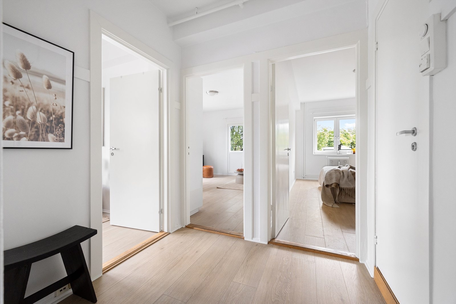 Entréen er romslig med god plass til oppbevaring av yttertøy og leder inn til alle rom Galleribilde