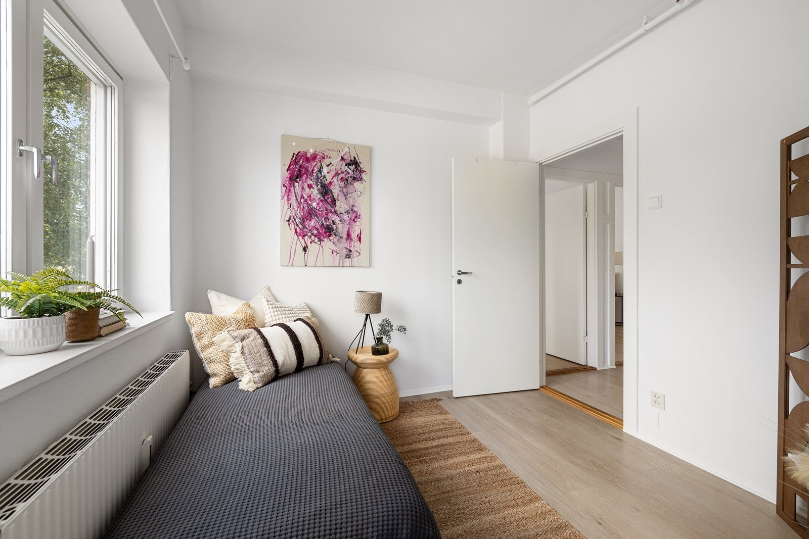 Soverommet er av god størrelse med plass til både seng og garderobeskap Galleribilde