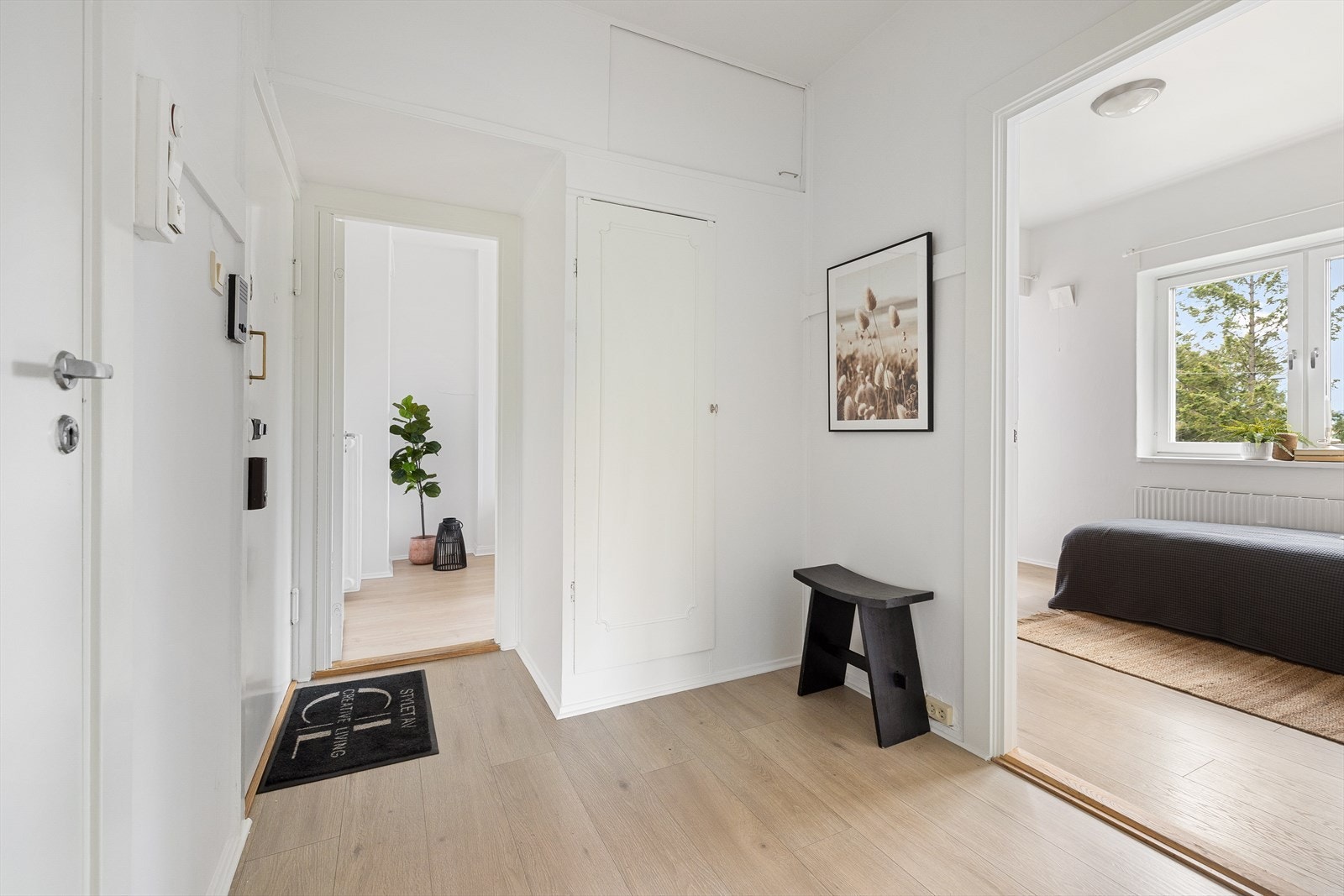 I entréen har man også et innebygd skap til oppbevaring Galleribilde