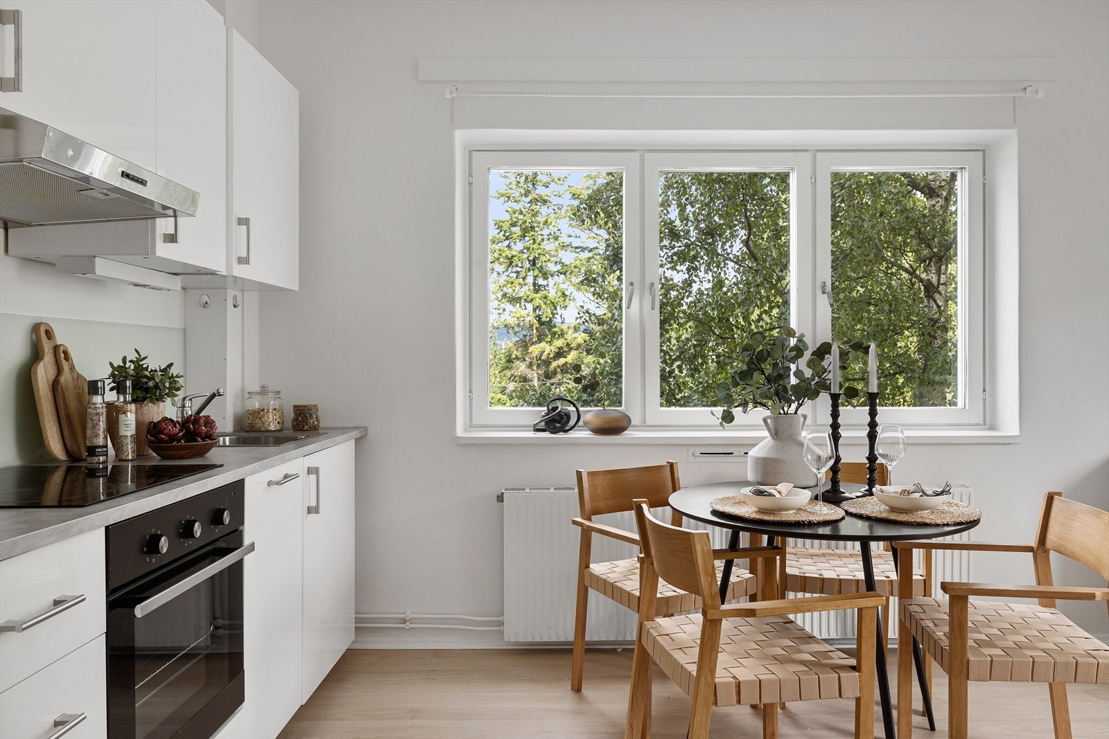 Kjøkkenet og stuen får godt med lysinslipp fra vindusflatene i rommet Galleribilde