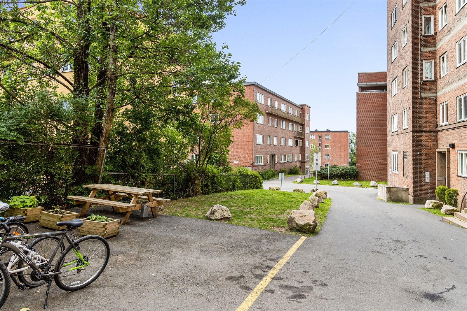 Hyggelig bakgård med sitteplasser og sykkelparkering Galleribilde