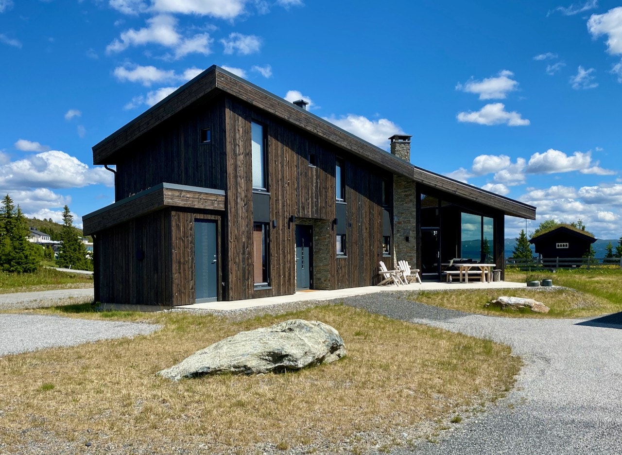 Bilde fra ferdigstilt hytte sommer 2024. Galleribilde