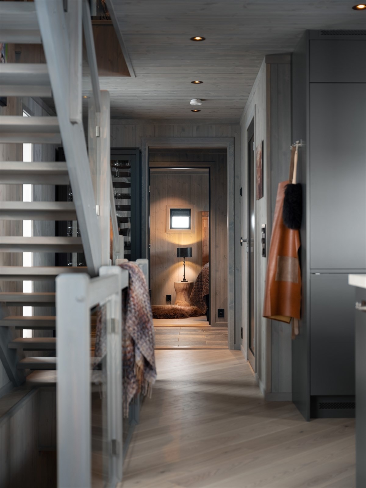 Innholdsrik 2. etasje med stue, 3 soverom og bad. (Bilde fra ferdigstilt hytte) Galleribilde