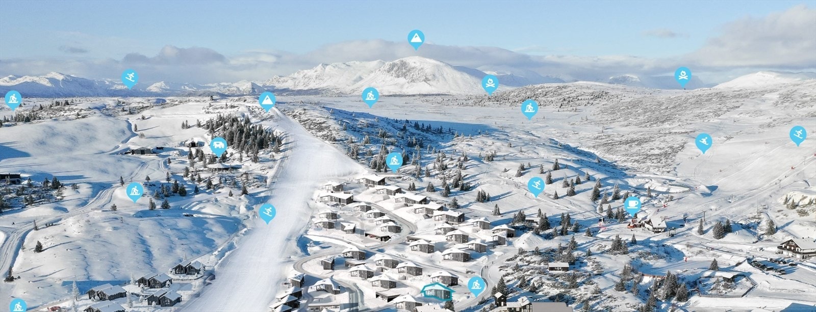 Hytta markert med blått i bildet. Galleribilde