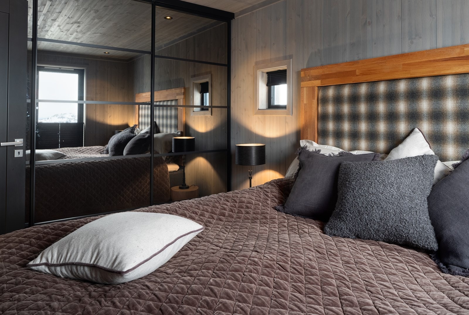 Gjennomtenkt materialvalg som passer godt inn på fjellet.
(Bilde fra ferdigstilt hytte) Galleribilde